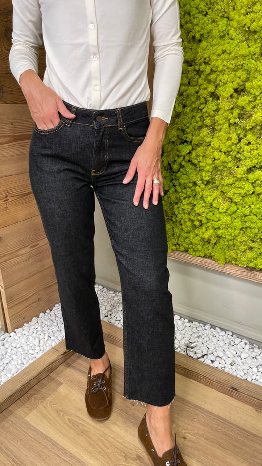 Jeans con fondo sfrangiato